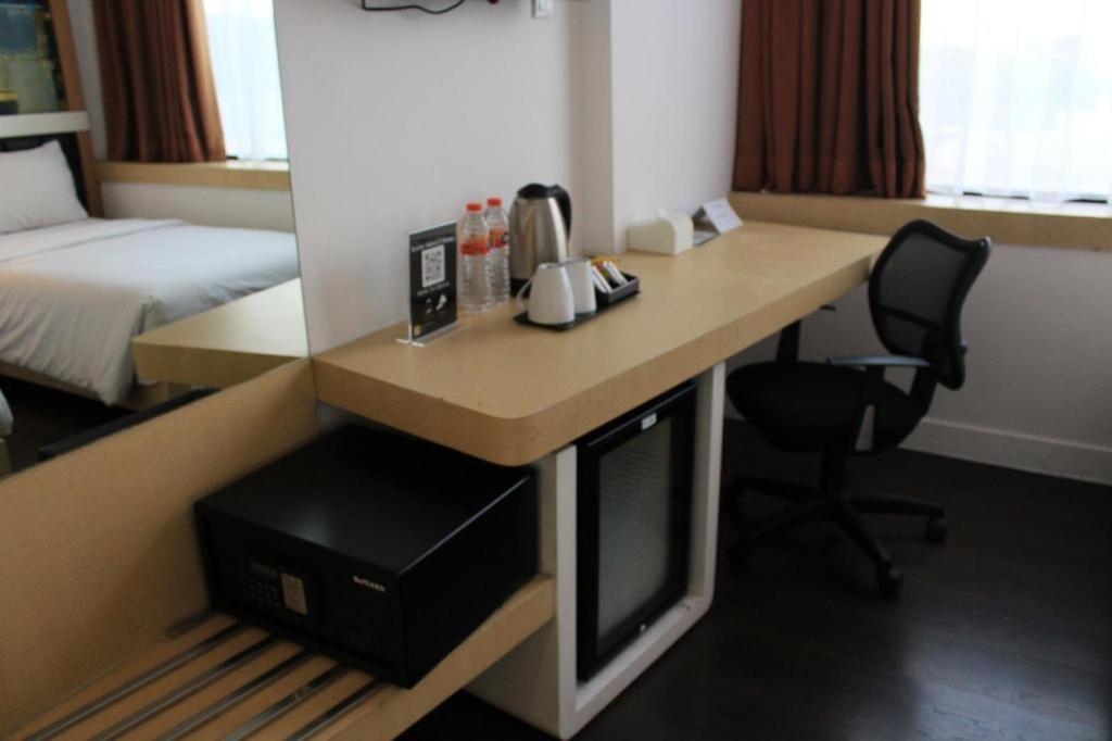 Brits Hotel Караванг Экстерьер фото