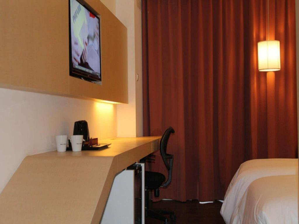 Brits Hotel Караванг Экстерьер фото