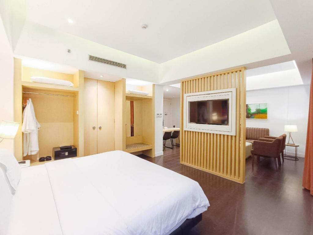 Brits Hotel Караванг Экстерьер фото
